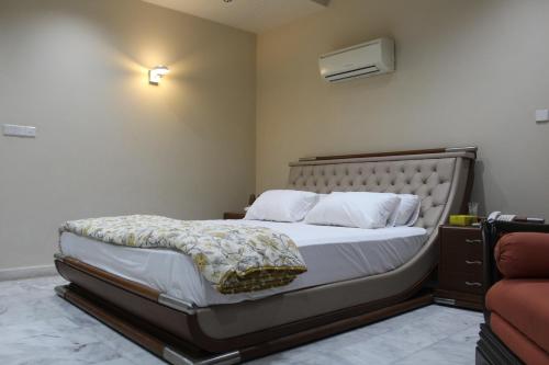 a bedroom with a large bed in a room at HOTEL STATE RESIDENCY in Bahawalpur