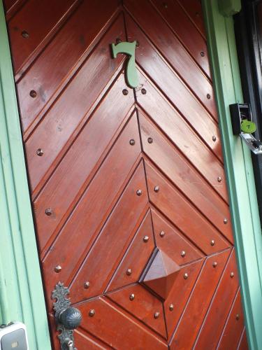 イトシュタインにあるTrattoriaDonLillo Fewoの木製の扉