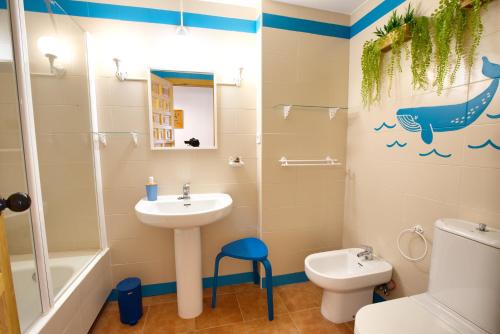 ein Badezimmer mit Waschbecken und Toilette in der Unterkunft Cuencaloft La casa del tío Serafín in Cuenca