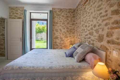 マロセーヌにあるPortail Du Ventoux Central Luxe Jardin Linge fourniのベッドルーム1室(大型ベッド1台、窓付)