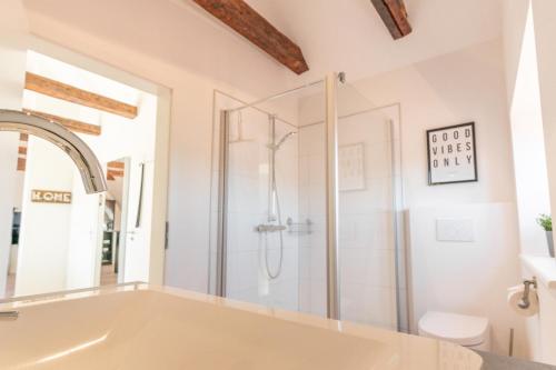 a bathroom with a bath tub and a shower at Ankerplatz in Tönning