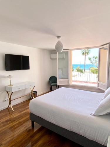 - une chambre avec un lit, un bureau et une fenêtre dans l'établissement Maison de la Marine, à Cagnes-sur-Mer