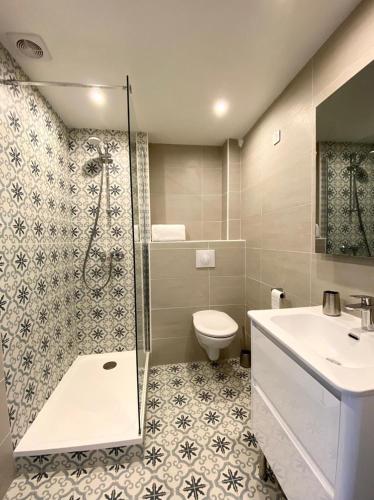 La salle de bains est pourvue d'une douche, de toilettes et d'un lavabo. dans l'établissement Maison de la Marine, à Cagnes-sur-Mer