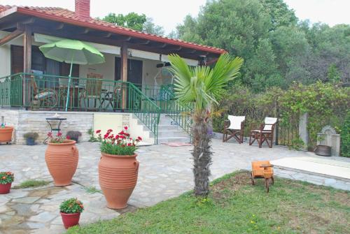 Casa con patio con plantas y sombrilla en Casa Consta, en Litóchoron