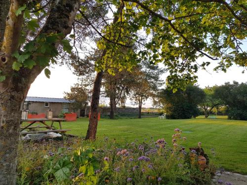 - un parc avec une table de pique-nique et des fleurs dans l'établissement Le Puits de la Foltière, à Azay-sur-Cher