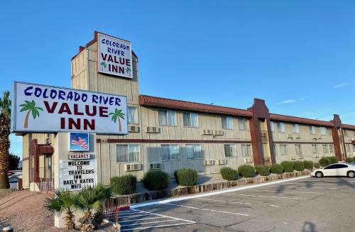 un hotel con un cartel delante de un estacionamiento en Colorado River Value Inn, en Bullhead City