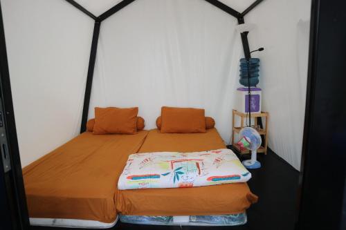 Tempat tidur dalam kamar di D'Paseban Glamping