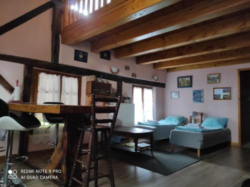ein Wohnzimmer mit einem Sofa und einem Tisch in der Unterkunft Gite de peupliers in Valdieu