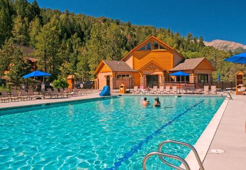 Piscina de la sau aproape de Mount Princeton Hot Springs Resort
