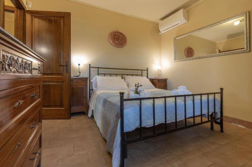 una camera con un letto e un grande specchio di Italian Experience-Il Fienile Holiday Home a Lamporecchio