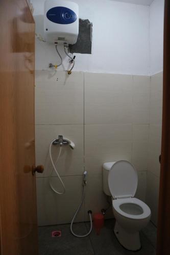 y baño con aseo y ducha. en D'Paseban Glamping, en Bogor