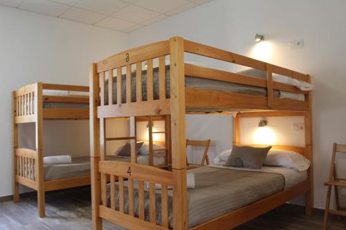 Двухъярусная кровать или двухъярусные кровати в номере Pensión Albergue O Pedregal