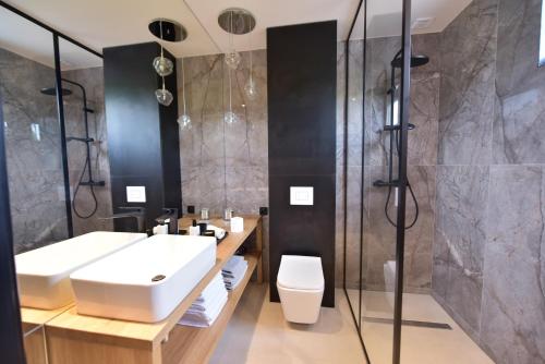 a bathroom with two sinks and a shower at Koncept domki in Jantar