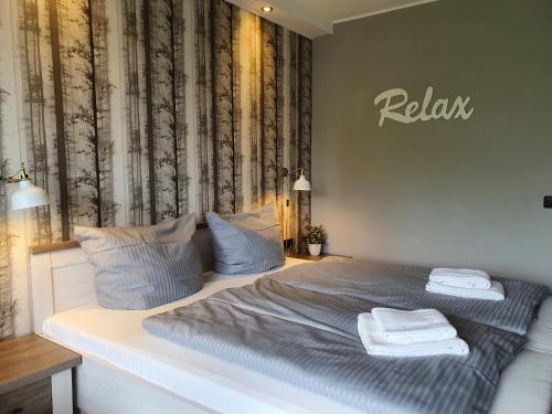um quarto com uma cama com duas toalhas em Harz Relax - Vier Jahreszeiten em Hahnenklee-Bockswiese