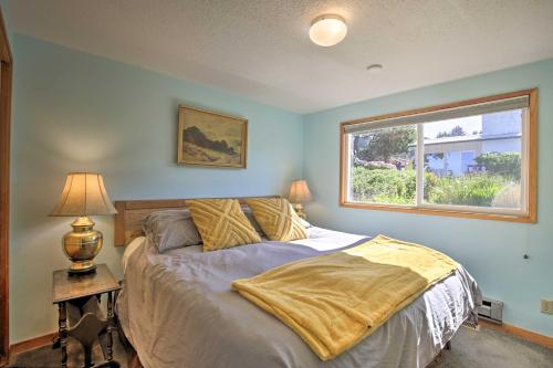 Katil atau katil-katil dalam bilik di Walk to Beach Oregon Coast Escape with Hot Tub!