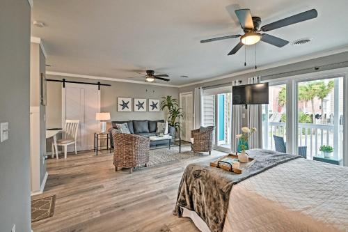 een slaapkamer met een bed en een woonkamer bij Surfside Beach Couples Retreat with Balcony! in Myrtle Beach