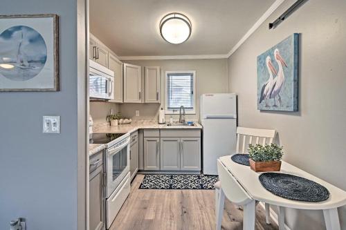 Couple’s Retreat w/ Balcony in Surfside Beach! photo 9