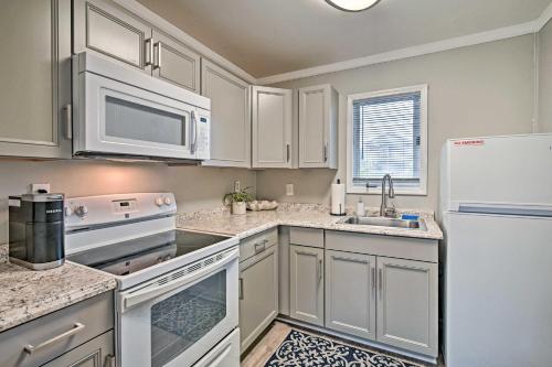 Couple’s Retreat w/ Balcony in Surfside Beach! photo 17