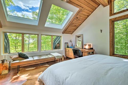 Ένα ή περισσότερα κρεβάτια σε δωμάτιο στο Luxe Plymouth Chalet with Indoor Pool and 3 Decks!