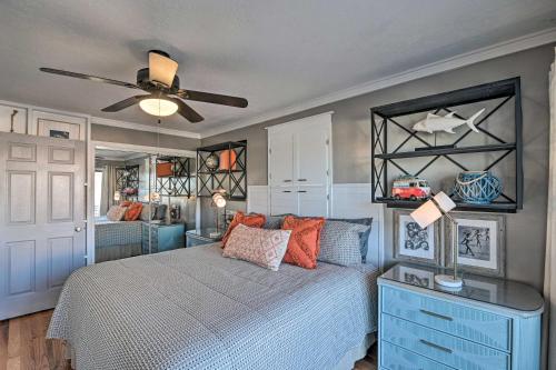 Imagen de la galería de Eclectic Condo with Balcony 1 Block to Beach!, en Myrtle Beach