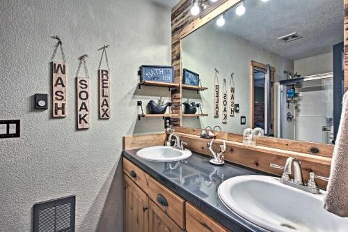 Un baño con dos lavabos y un espejo grande. en La Pine Hideaway Near Deschutes National Forest!, en La Pine