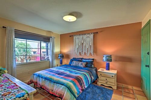 um quarto com uma cama e uma janela em Modern Green Valley Condo - Near National Park! em Green Valley