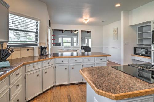 Dapur atau dapur kecil di Gingerland Ranch in Del Valle Game Room and Porch