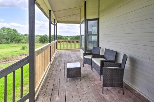 Balkoni atau teres di Gingerland Ranch in Del Valle Game Room and Porch
