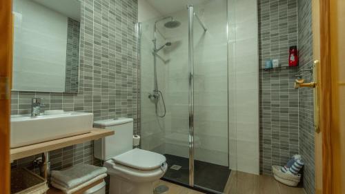 サン・ホセにあるCasa Indalmar San Joséのバスルーム(シャワー、トイレ、シンク付)