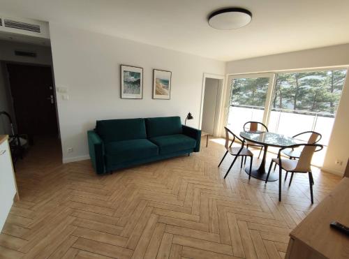 a living room with a green couch and a table at GOLDEN SANDS in Rowy