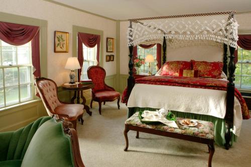 Ένα ή περισσότερα κρεβάτια σε δωμάτιο στο Captain's House Inn
