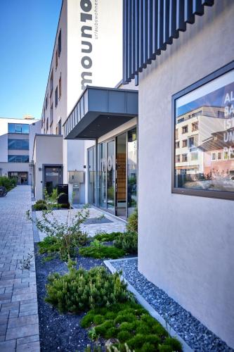 a facade of a building with a courtyard at moun10 urlaubswohnen in Garmisch-Partenkirchen