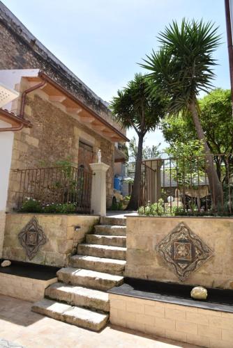 um conjunto de escadas que levam a uma casa com palmeiras em Casa Isabella Light Blue Intero Appartamento em Sorso