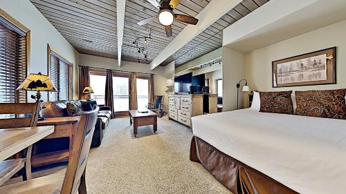ein Schlafzimmer mit großem Bett und ein Wohnzimmer in der Unterkunft Timberline Condominiums Studio Deluxe Unit 218 in Snowmass Village
