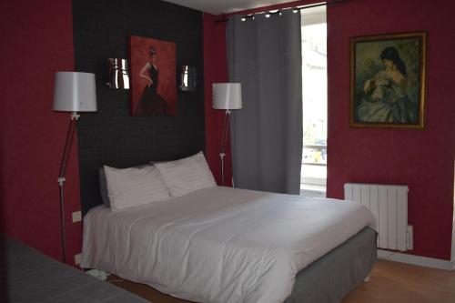 Un pat sau paturi într-o cameră la Hôtel Le Mélèze