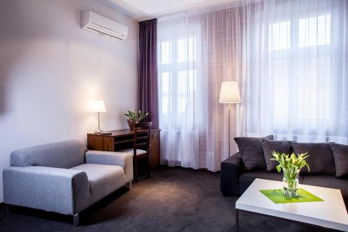 a living room with a couch and a table at Apartamenty Chełmińskie in Chełmno
