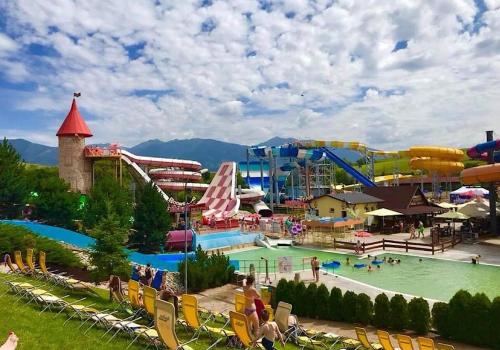 un grande parco divertimenti con parco acquatico di Penzion Dominika a Oravský Biely Potok