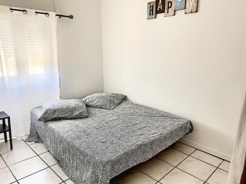 sypialnia z łóżkiem z 2 poduszkami w obiekcie Le Saint Martial, appartement T3 centre-ville WIFI w mieście Sète