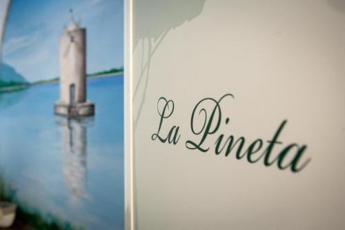 a wall with a sign that reads la linderia at B&B La Pineta in Orbetello