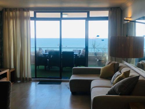 Ruang duduk di Sands Beach Breaks Umdloti Luxury Beach Front