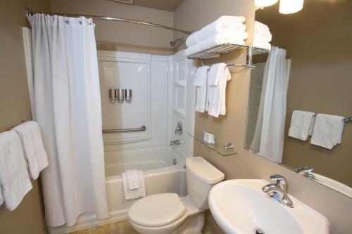 Kylpyhuone majoituspaikassa Lakeshore Inn
