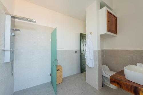 La salle de bains est pourvue d'un lavabo et de toilettes. dans l'établissement La Casa Blanca, à Puerto Vallarta