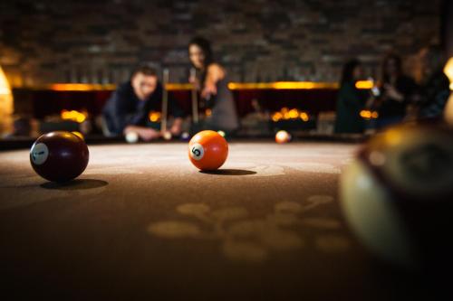 three balls on a billiard table in a game room at pentahotel Eisenach in Eisenach