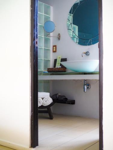 a bathroom with a sink and a mirror at Kinbe Hotel Boutique in Playa del Carmen