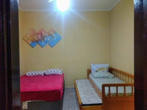 a room with two bunk beds in it at Casa Temporada a 3 quadra da Praia in Praia Grande