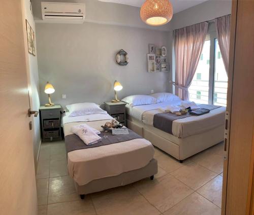 1 Schlafzimmer mit 2 Betten und 2 Tischen mit Lampen in der Unterkunft Villa theosis in Nikiana