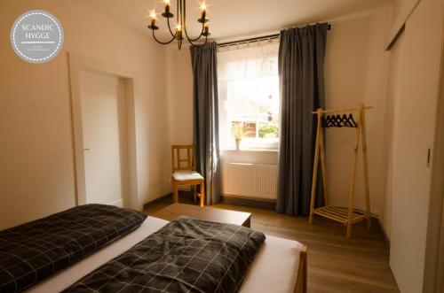 1 dormitorio con cama y ventana en Ferienwohnung Scandic Hygge Bevern im Weserbergland, en Bevern