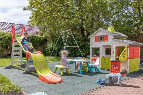 dos niños jugando en el patio trasero en Betty Apartman Hajdúszoboszló, en Hajdúszoboszló