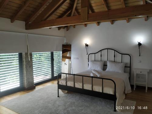 Giường trong phòng chung tại Casa das Andorinhas
