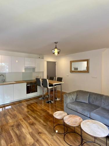 un salon avec un canapé et une table dans l'établissement Maison de la Marine, à Cagnes-sur-Mer